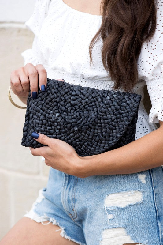 Pochette pliable en paille tendance et tendance au design chic