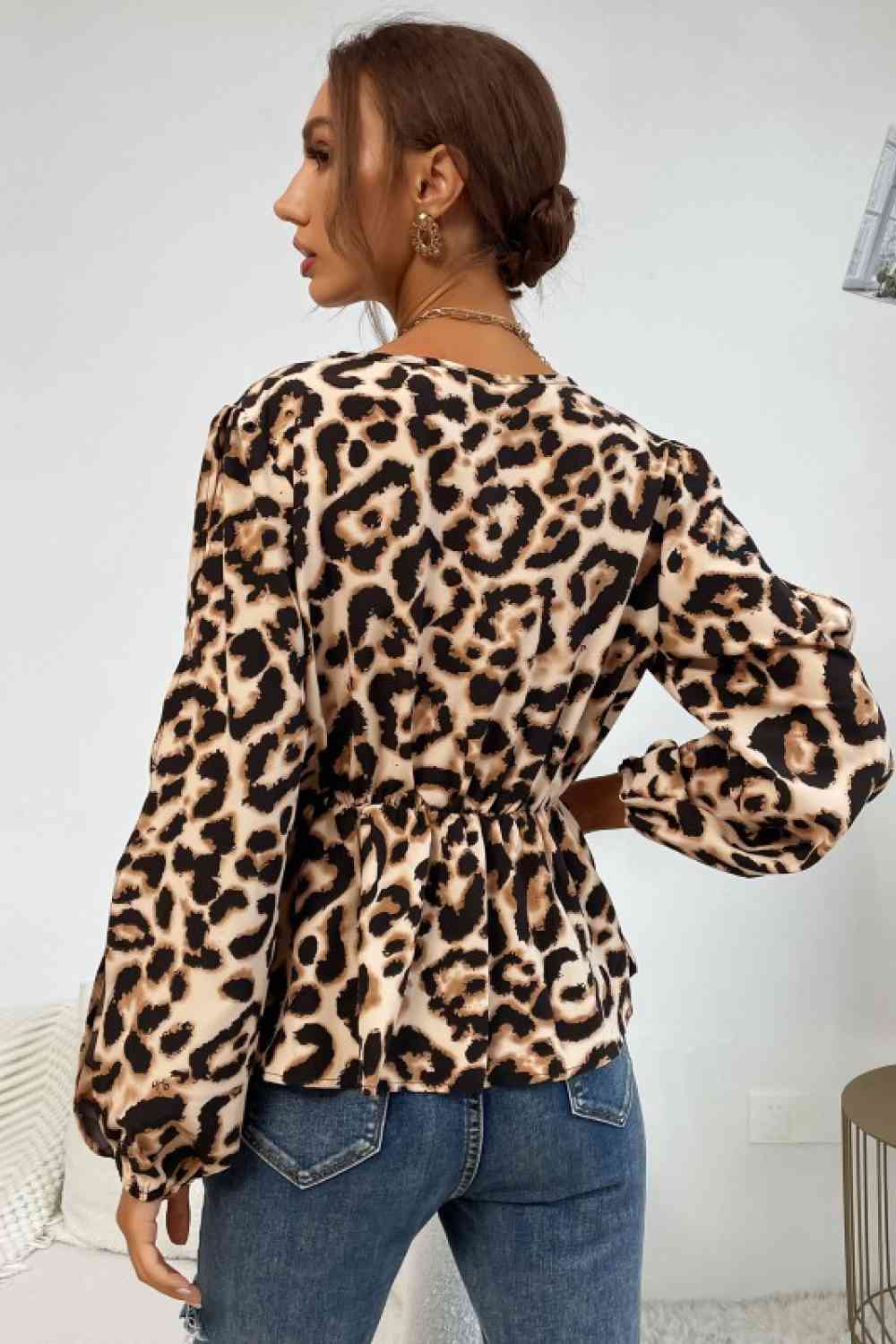 Blusa con mangas abullonadas de leopardo