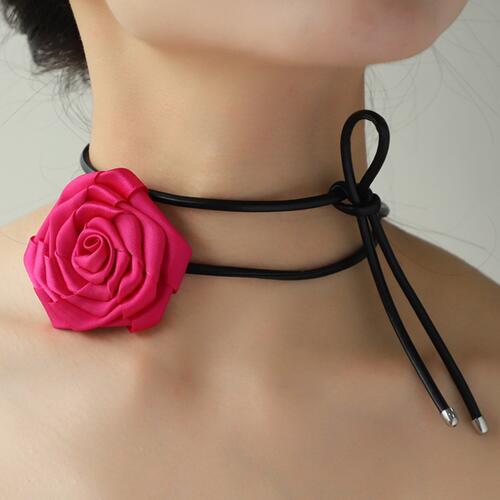 Collier en forme de rose en corde de cuir PU en rose foncé et noir
