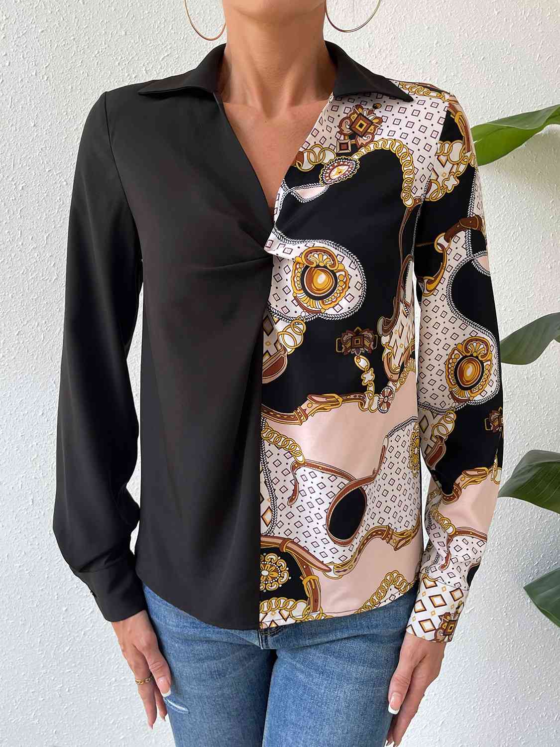 Blusa con cuello torcido en la parte delantera