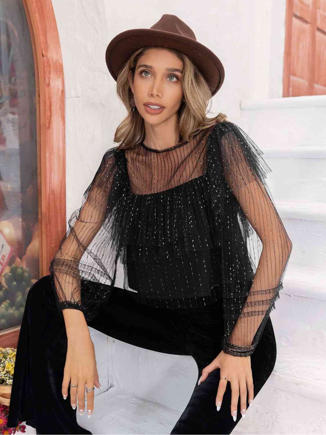 Blusa de manga larga con cuello redondo y capas