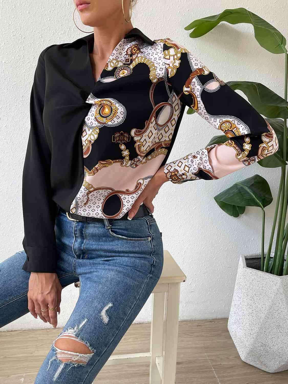 Blusa con cuello torcido en la parte delantera