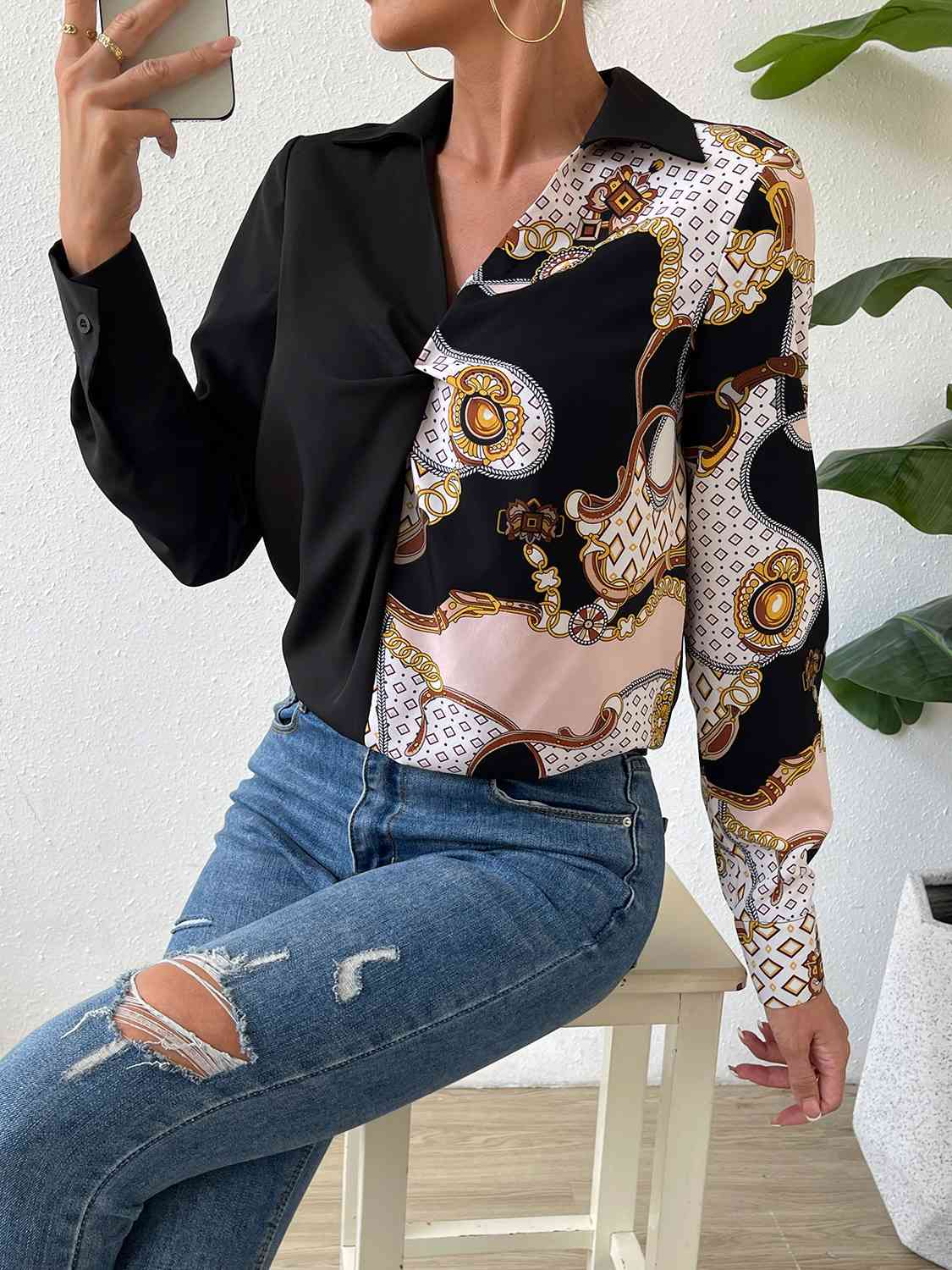 Blusa con cuello torcido en la parte delantera